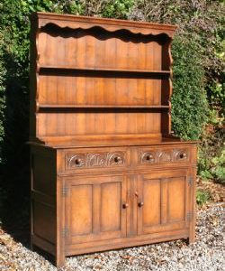 SOLID OAK DRESSER WITH PLATE RACK, CIRCA 1920