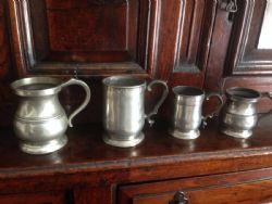 FOUR VICTORIAN PEWTER TANKARDS BY JAMES YATES. (ENGLAND, C. 1850)