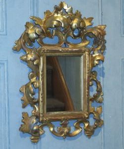 SMALL ITALIAN CARVED GILTWOOD MIRROR